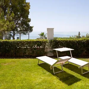 Apartamento Frontline Ground Floor With Private Garden, Doncella Beach., Estepona